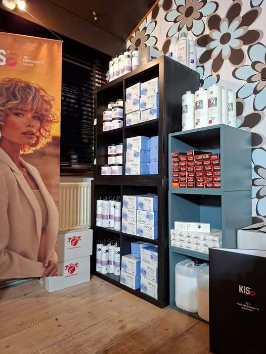 Kappersgroothandel Hoeksche Waard, Kis verf op voorraad